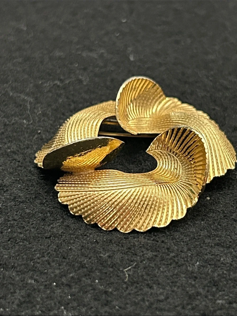 Gold Tone Swirl Textured Feather Leaf Brooch - Women’s Vintage Jewelry